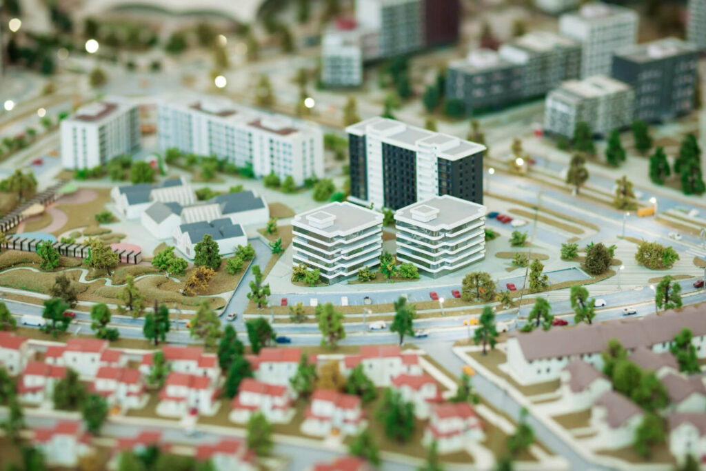 Az ipari parkok és városrészek fejlesztésekor két alapvető megközelítés létezik: a barnamezős és a zöldmezős beruházás.